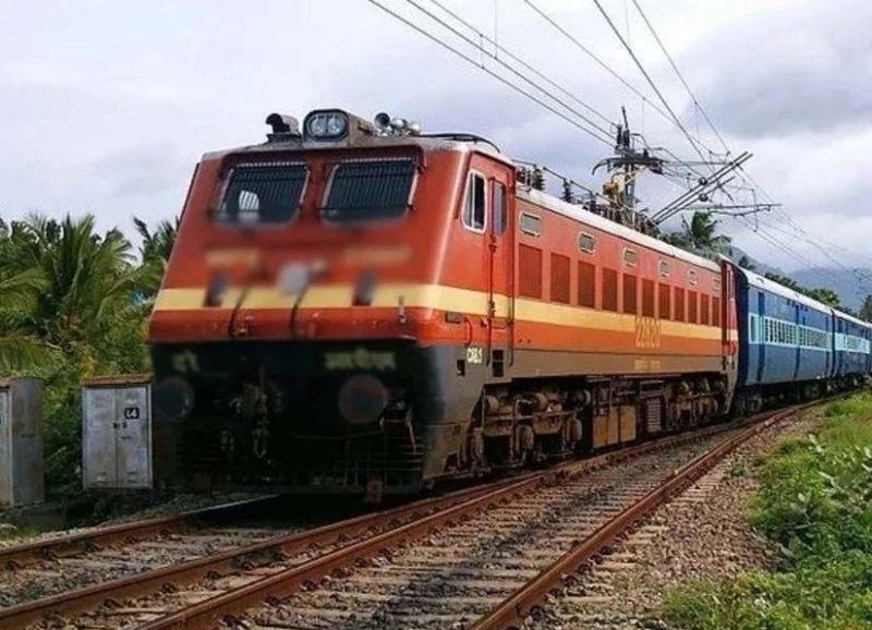 अचानक दो हिस्सों में बंट गई ट्रेन, झटका लगते ही यात्रियों में मची हलचल