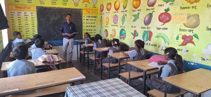 सरपता प्राथमिक शाला में नए शिक्षक के आगमन से बदली शिक्षा की तस्वीर