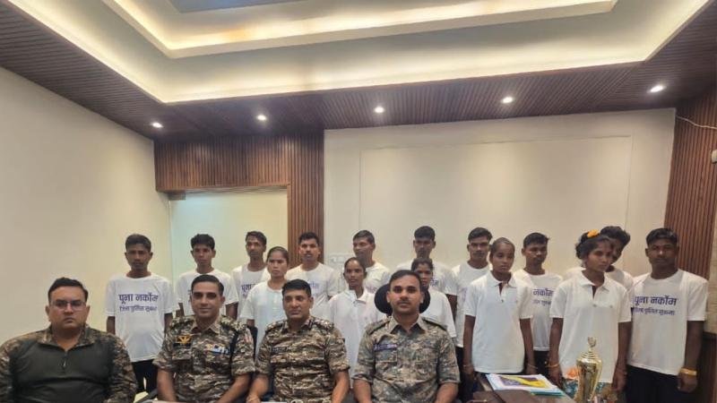 छत्तीसगढ़ में शांति की पहल, 15 नक्‍सली सरेंडर, 5 महिला इनामी भी शामिल