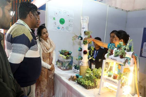 राष्ट्रीय बाल वैज्ञानिक प्रदर्शनी में बच्चों द्वारा तैयार किये गये मॉडल बने आकर्षण का केन्द्र राष्ट्रीय बाल वैज्ञानिक प्रदर्शनी में बच्चों द्वारा तैयार किये गये मॉडल बने आकर्षण का केन्द्र