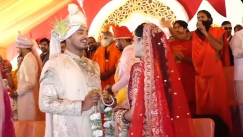 CM के बेटे की शादी में पहुंचे दिग्गजों के बीच बाबा रामदेव का बड़ा ऐलान…जानें किसे मिलेगा 1-1 लाख का फायदा?
