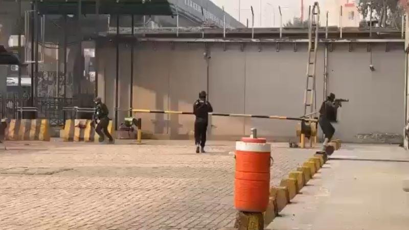 पेशावर में पैरामिलिट्री फोर्स मुख्यालय पर बड़ा आत्मघाती हमला, 3 जवान और 3 आतंकी ढेर – इलाके में गोलीबारी जारी पेशावर में पैरामिलिट्री फोर्स मुख्यालय पर बड़ा आत्मघाती हमला, 3 जवान और 3 आतंकी ढेर – इलाके में गोलीबारी जारी