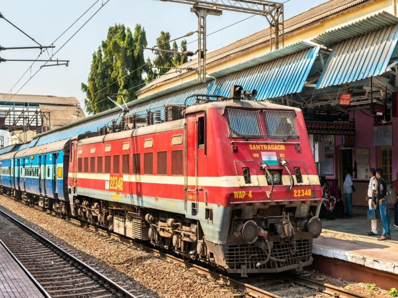 बड़े स्टेशनों पर स्क्रीन लगाई जाएंगी, अब प्लेटफॉर्म पर देख सकेंगे ट्रेन की रीयल टाइम लोकेशन