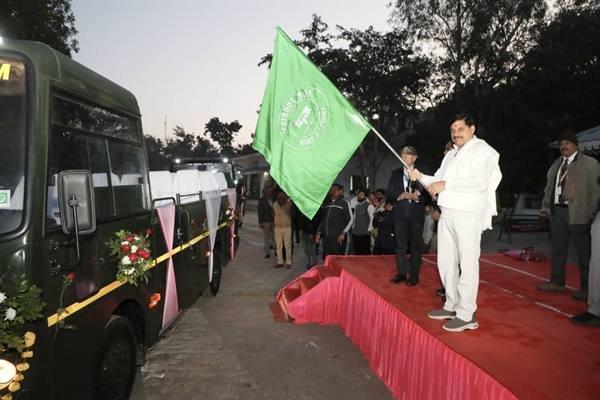मुख्यमंत्री डॉ. यादव ने पन्ना नेशनल पार्क में 10 नई कैंटर बसों को दिखाई हरी झंडी
