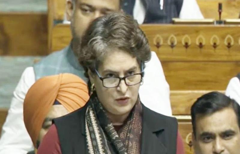 प्रियंका गांधी का सवाल, 150 साल पुराने राष्ट्रगीत पर आज बहस क्यों?